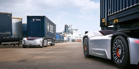 Førerløs elektrisk trækker kører gods til og fra terminal