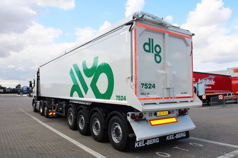 Tip-traileren har automatisk rullepresnning og skuffe