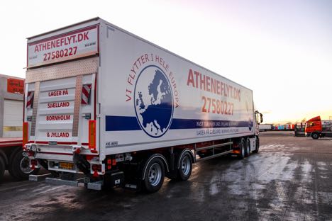 Flyttefirma flytter læsset med to-akslet bokstrailer