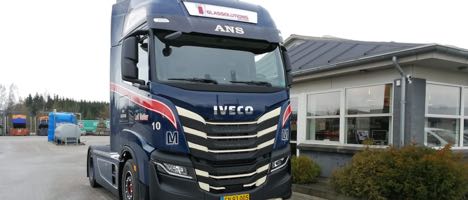 Danmarks første Iveco S-Way kører ud fra Ans