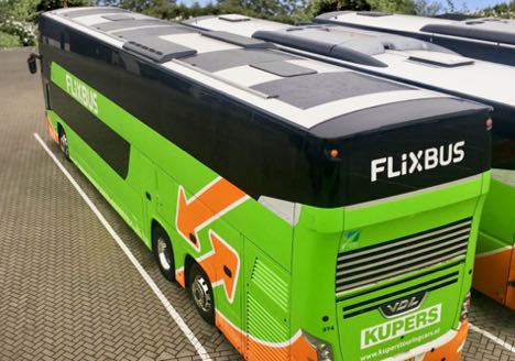 Fjernbus-selskab lader solen oplade batterierne