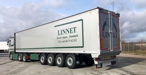 Trailerne har gående gulv og fire aksler til transport af korn og foderstoffer