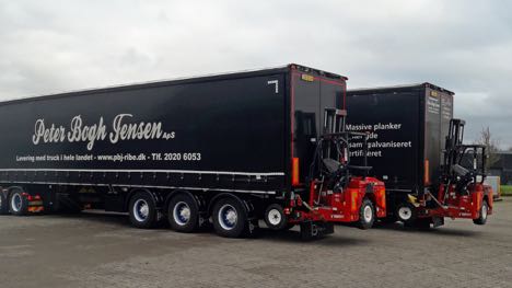 Lastbilen kører ligeud med medbringertrucks til sidelæns kørsel