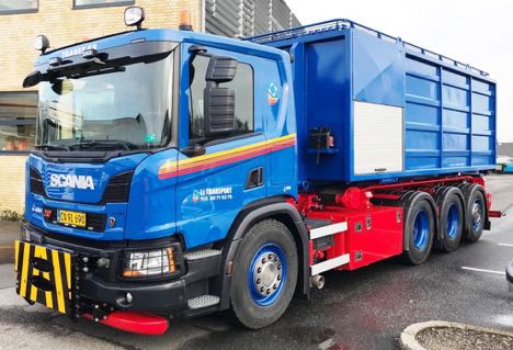 Vognmanden er cand. merc. og kører ud med nye fire-akslet Scania