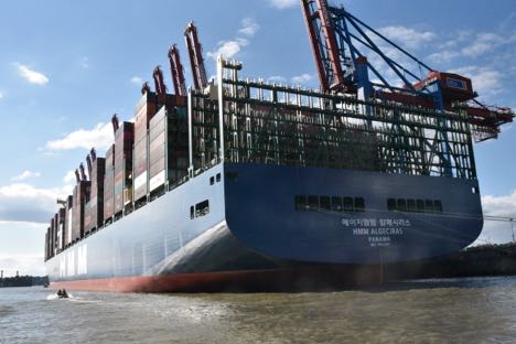 Søndag lagde verdens største containerskib til kaj i Hamburg