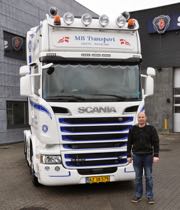 Den ene V8er flger efter den anden V8er