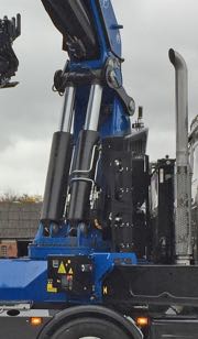 140 tm-kran er boltet p et fire-akslet chaissis