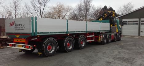 Traileren er tilpasset krantr�kkeren og har ekstra stolpes�der�kker