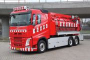 Slamsugeren ruller ud p tre-akslet Volvo-chassis