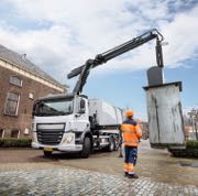 En ny renovationskran klarer nedgravede affaldscontainere