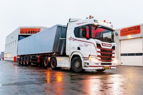 Vognmand i Gørding tipper 59 kubikmeter med ny fire-akslet