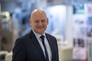 Transportmessens mand runder et hjrne