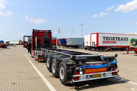 Vognmand har en transportlsning med et tre-akslet container-tipchassis