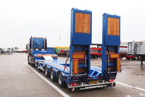 Udlejningsmaskiner kommer med maskintrailer med hydraulisk ladforbredning