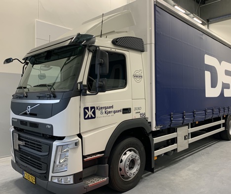 Vognmandsvirksomhed med speciale i distribution ruller ud med ny tre-akslet fragtbil