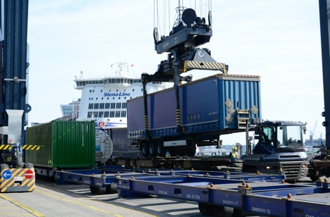 Svensk færgerederi kombinerer tre transportformer i ny forbindelse