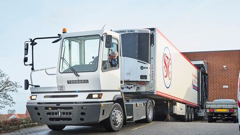 Terminaltraktorer trækker trailerne til og fra
