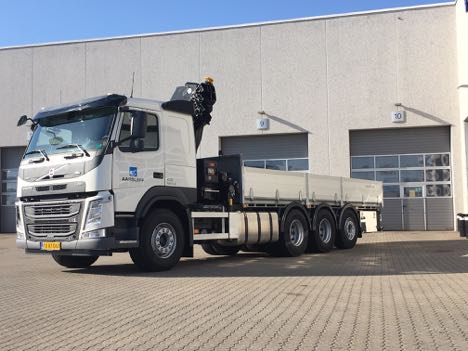 Kranbilen ruller ud p fire aksler