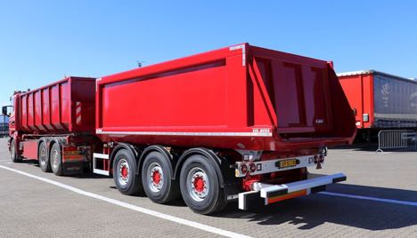 Vestjysk vognmand tipper bagud med tre-akslet kærre