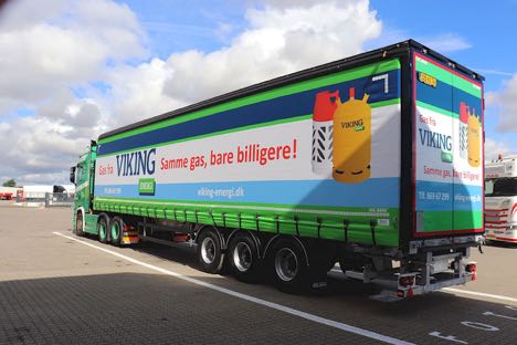 Traileren har gas på flaske bag gardinerne