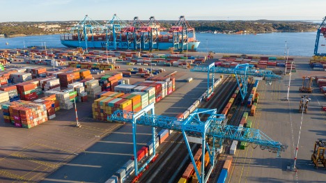 Godstog med containere kobles på fossilfri lastbiltransport i enderne
