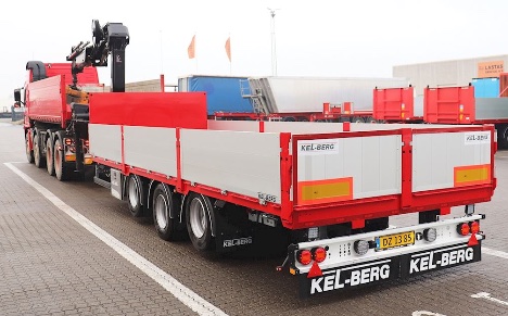 Kærren har containerlåse og lift på to aksler