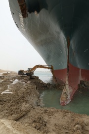 Containerskib blokerer kanal og 10 procent af verdens stransport