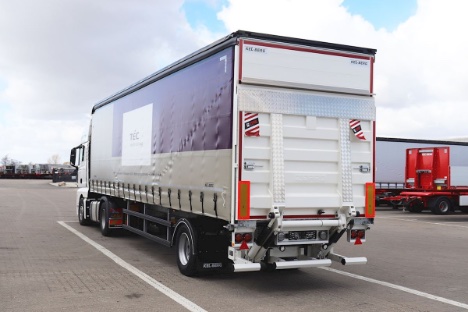 Transportskole underviser med en-aksel city-gardintrailer