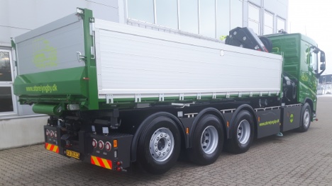Vognmand i Skvinge har lige fet ny opbygning med kran, hejs og container