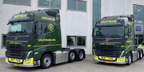 Vognmand trækker containere og skubber med en aksel