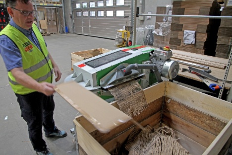 Maskine skærer papkasser op til papfyld - og sparer transport af pap og fyld