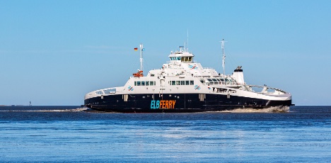 Gas-færge kan laste 30 lastbiler og fragte dem over Elben på en time