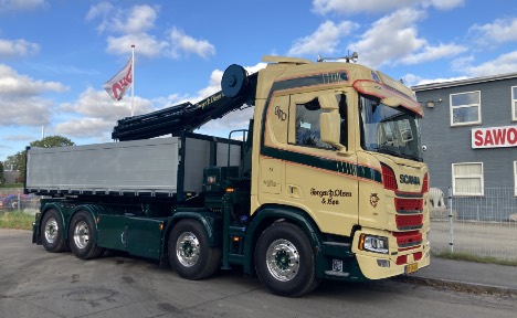 Transportfirma i Allerød er klar med ny fire-akslet med kran og hejs - og container