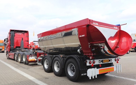 Hobro-vognmand har hentet ny tre-akslet asfalt-kærre i Hedensted