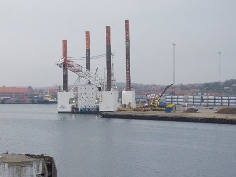 Jack-up pram tårner sig op i havn på Vestsjælland