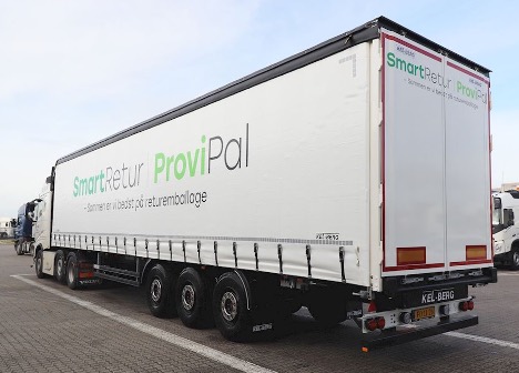 Vognmand med kvinde i spidsen tager lasten med tre-akslet gardintrailer