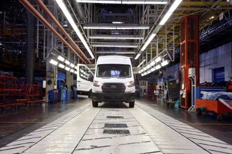 Elektrisk varebil kører af samlebåndet på fabrik i Tyrkiet