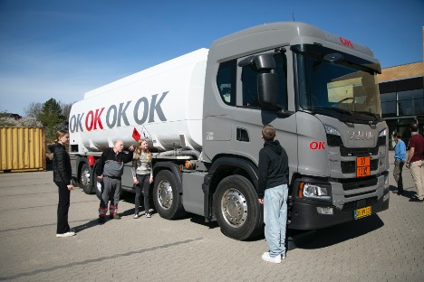 Store lastbiler skal give børn respekt for trafikken