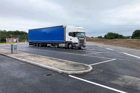 Sønderjysk motorvejsrasteplads har fået flere pladser til lastbiler