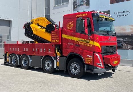 Vognmand med speciale tunge lft er rullet ud med ny fire-akslet lastbil med 130 tm-kran