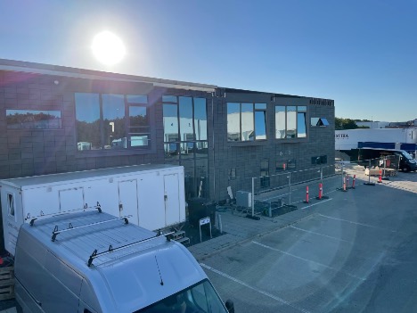 Tilbygning i to etager kom med lastbiler