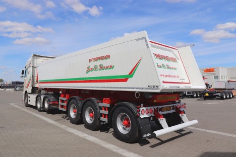 Vognmand i Fredericia tipper med ny city-trailer