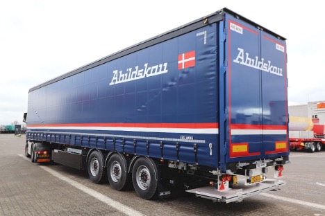 Vognmand kendt for sine busser kører også med gods på ny gardintrailer