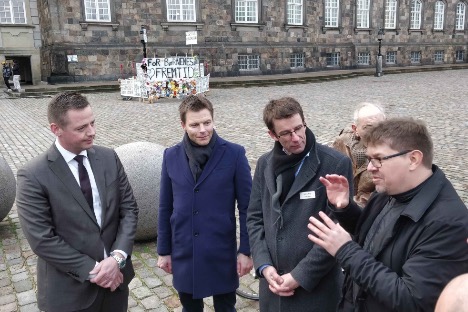 Transportministeren fik læst og påskrevet - og en elektrisk køretur