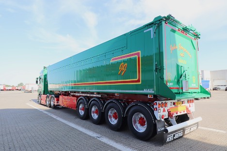 Hårlev-vognmand har hentet fire-akslet tip-trailer hjem til Fyn