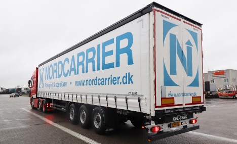 Speditionsfirma i Målev har fået to ny tre-akslede gardintrailere i flåden