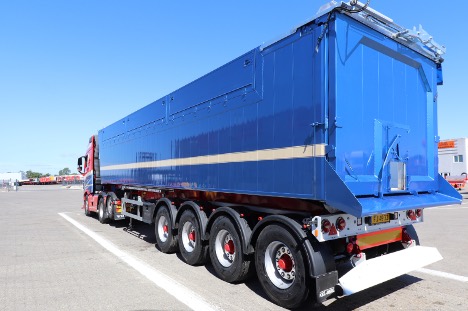 Fire-akslet tip-trailer hos entreprenrforretning har automatisk rullepresenning