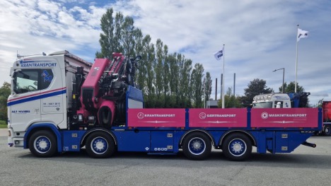 Stor kran er lakeret i magenta-farve