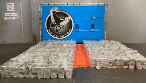 Medarbejdere p et frugtlager fandt godt 1.100 kg kokain i en container