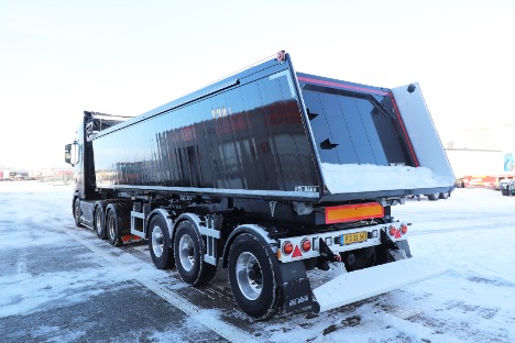 Entreprenør på Stevns tipper med tre-akslet letvægtstrailer